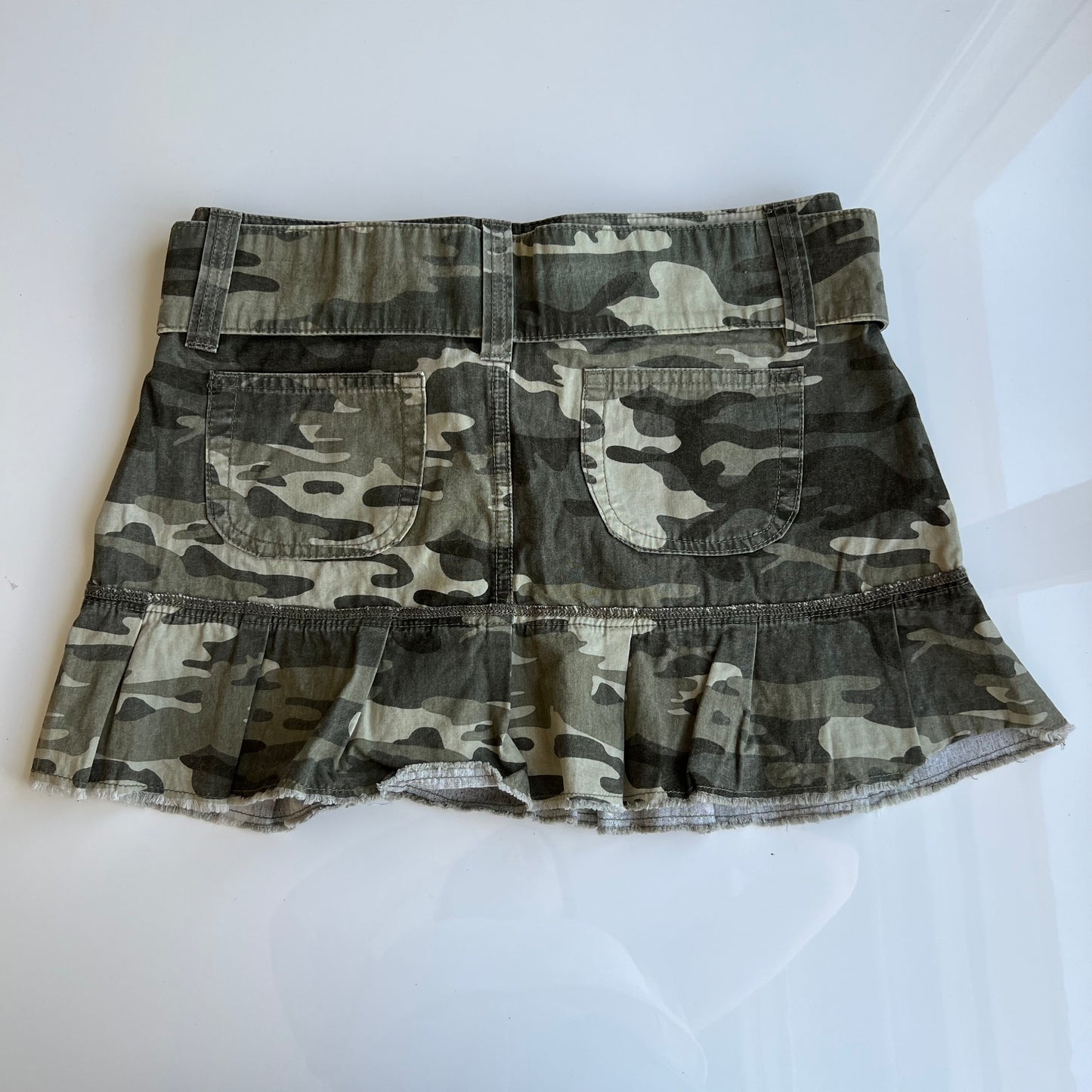 Vintage Y2K Camo Mini Skirt with Belt Buckle Detail (36 EU / UK 8 / US 4)