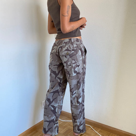 Vintage 90's Grunge Camo Baggy Low Waist Cargo Pants (S/M)