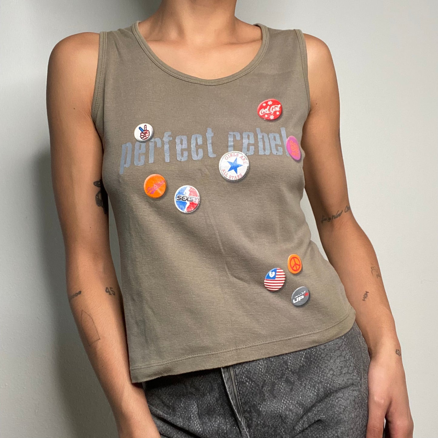 Vintage 90's Grunge Khaki Tank Top with 'Perfect Rebel' Print (M)