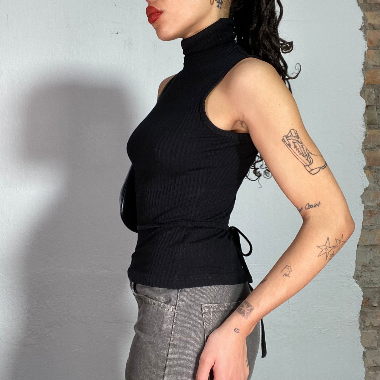 Vintage 90's Downtown Girl Black Ribbed Sleeveless Turtleneck Top (S)