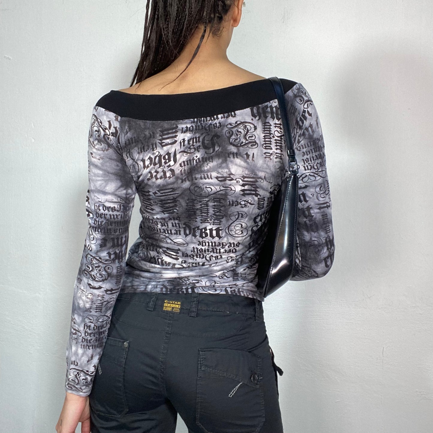 Vintage 2000's Gothic Grey Off shoulder Longsleeve with Writing Print (S/M)